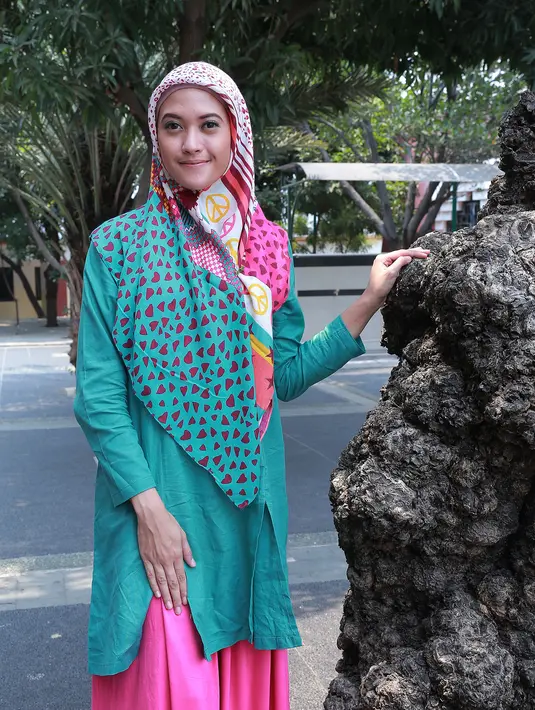 Awal mula keputusan berhijab saat Adhitya harus lakoni peran wanita muslimah. Ia pun kelimpungan lantaran kebanyakan busana yang dimilikinya terkesan seksi. (Galih W. Satria/Bintang.com)