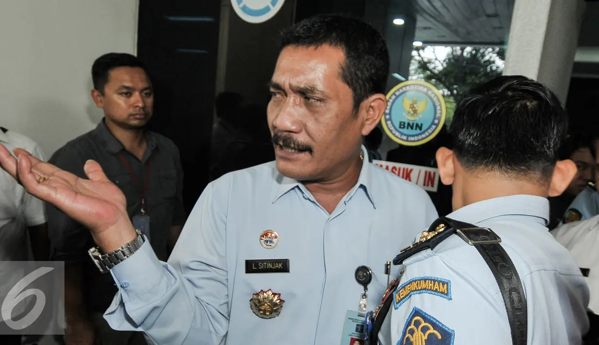 Mantan Kepala LP Nusakambangan, Liberty Sitinjak usai memenuhi panggilan BNN, Jakarta, Senin (8/8). BNN memanggil Liberty Sitinjak untuk mengusut testimoni Freddy Budiman yang diungkap Koordinator Kontras Haris Azhar. (Liputan6.com/Yoppy Renato)
