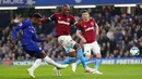 Pemain Chelsea, Callum Hudson-Odoi berusaha mencetak gol ke gawang West Ham United dalam lanjutan Liga Inggris 2018/2019 di Stadion Stamford Bridge, Senin (8/4). Dengan dua gol Eden Hazard , Chelsea menang 2-0 di derby London tersebut. (Reuters/Tony O'Brien)