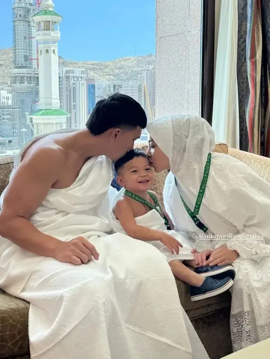 Sampai di tanah suci, Nikita Willy mengenakan baju serba putih dari baju hingga kerudung panjangnya. Sementara Indra dan baby Issa mengenakan ihram. [@nikitalovers_official27]