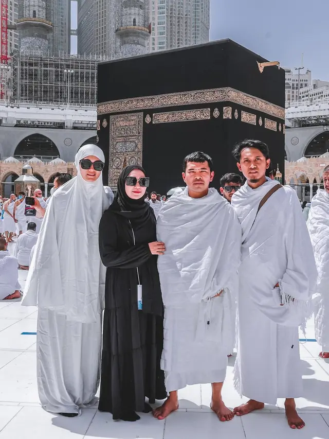 Kerap Tampil Terbuka, Ini 6 Potret Selebgram Jess Amalia Berhijab saat Umrah