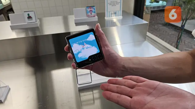 Tampilan Samsung Galaxy Z Flip5 dengan Flipsuit Case (Liputan6.com/Giovani Dio Prasasti)