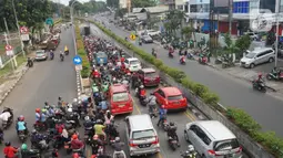 Kendaraan terjebak kemacetan saat melintas di Jalan Raya Pasar Minggu, Jakarta, Rabu (10/6/2020). Tingginya volume kendaraan serta adanya proyek pembangunan flyover menyebabkan kemacetan parah di kawasan tersebut, meskipun saat ini masih dalam status transisi PSBB. (Liputan6.com/Immanuel Antonius)