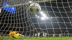 Pemain Inter Milan Hakan Calhanoglu mencetak gol ke gawang Salzburg lewat tendangan penalti pada pertandingan sepak bola Grup D Liga Champions di Stadion San Siro, Milan, Italia, Rabu (24/10/2023). (AP Photo/Luka Bruno)
