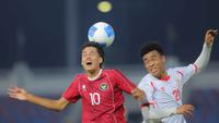 Beruntung, Garuda Muda bisa membalikkan keadaan dan meraih kemenangan berkat gol Toni Firmansyah pada menit ke-45 dan brace Jens Raven (89', 90+5'). Pemain depan Timnas Indonesia U-22, Rafael William Struick (kiri) berbut bola dengan Naing Oakkar pada pertandingan Grup C SEA Games 2025 di The 700th Anniversary of Chiang Mai Stadium, Thailand, Jumat (12/12/2025). (Bola.com/Bagaskara Lazuardi)