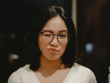 Adik dari Kiesha Alvaro mulai dikenal luas oleh publik. Ia memulai kariernya di dunia hiburan sebagai penyanyi. Suara bagus dan paras yang cantik membuat Shakiena Azalea mulai jadi sorotan publik. (Liputan6.com/IG/shakiena.azalea)