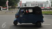 Pengendara bajaj melintas di depan Istana Kepresidenan, Jakarta, Rabu (20/7). Menimbang aspek keindahan, Sudinhubtrans Jakpus segera menerapkan larangan bajaj melintas di Jalan Medan Merdeka Barat dan Medan Merdeka Utara. (Liputan6.com/Gempur M Surya)