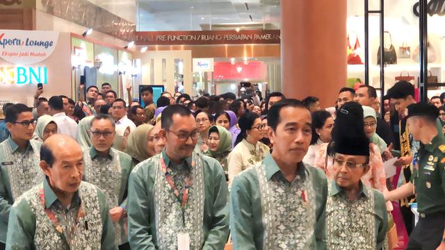Presiden Joko Widodo atau Jokowi membuka pameran Inacraf 2023 yang berlangsung di Jakarta Convention Center (JCC), Rabu, (4/10/2023).