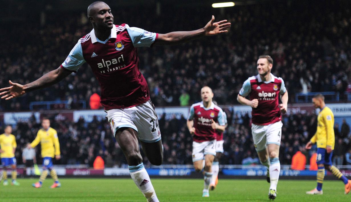 Striker West Ham, Carlton Cole, merayakan gol yang dicetaknya ke gawang Arsenal. Bersama The Hammers, dirinya mampu membukukan 293 penampilan dengan berhasil mencetak 67 gol serta 33 assist. (AFP/Adrian Dennis)