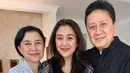 Pasca bercerai, Sherina Munaf tahun ini memilih lebaran bersama kedua orangtuanya. Ia pun mengunggah beberapa foto ketika merayakan lebaran. [@sherinamunaf]