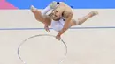 Pesenam Rusia, Margarita Mamun, beraksi dengan hoop dalam Kejuaraan Dunia Senam Ritmik 2015 di Stuttgart, Jerman. (8/9/2015). (AFP Photo/DPA/Bernd Weissbrod)