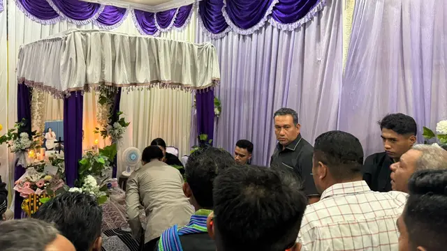 Bupati Timor Tengah Utara (TTU), Yosep Falentinus Delasalle Kebo, saat mendatangi rumah duka dokter Icha