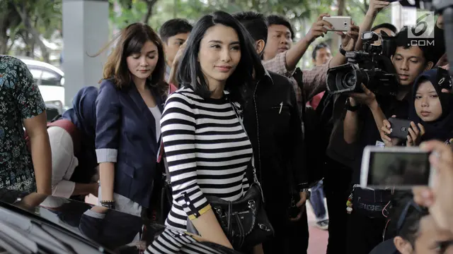 Pakai Kaus Hitam Putih, Tyas Mirasih Datangi Polda Metro Jaya