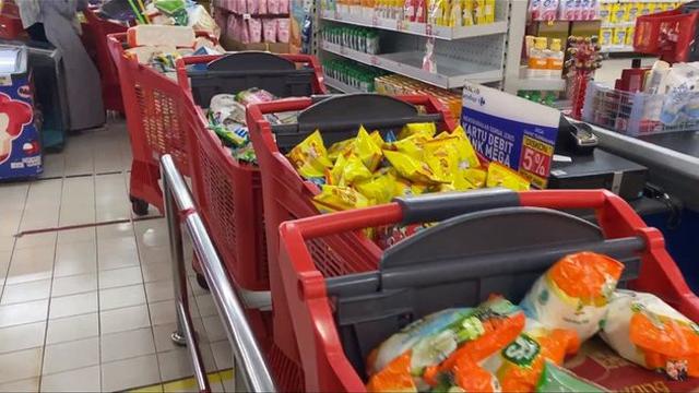 6 Momen Kartika Putri dan Suami Belanja Bulanan, Sampai Pakai 18 Trolly