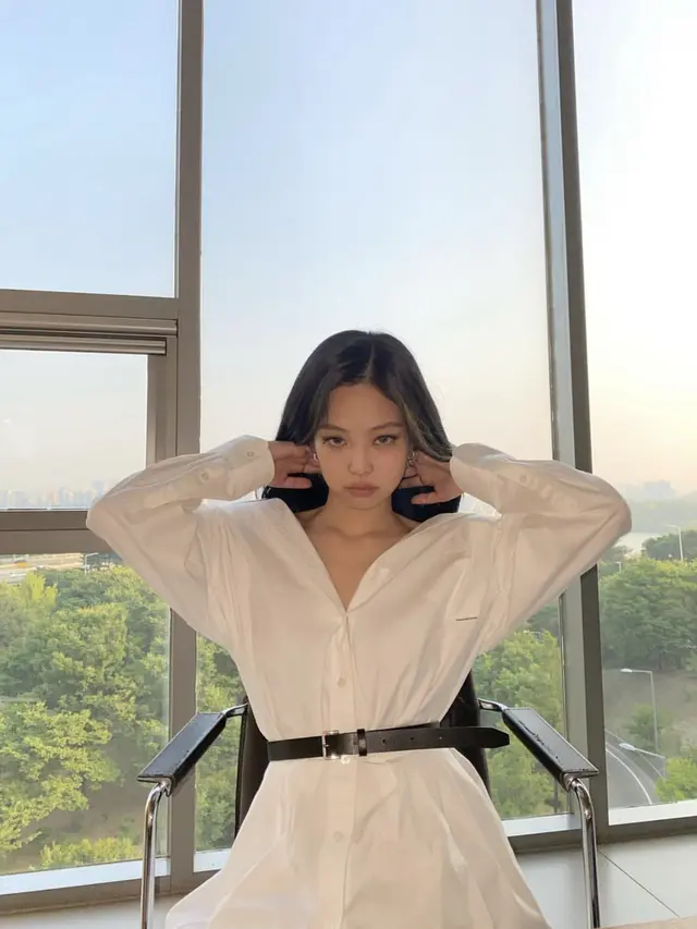 Mengatasi baju kebesaran dengan memadukan dengan ikat pinggang