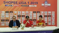 Pelatih Kalteng Putra, Mario Gomes de Olivera, tak menampik timnya memiliki masalah mental ketika bermain di kandang lawan. (Bola.com/Zulfirdaus Harahap)