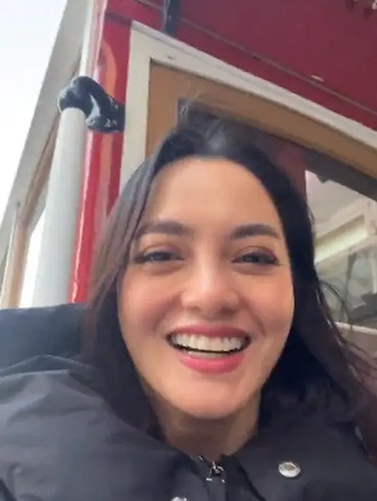 Tawa bahagia pun terlihat di wajah Ririn yang pergi berlibur bersama sang suami, Ibnu Jamil. [Foto: Instagram/ririnekawati]