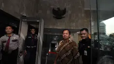 Politisi PDIP Wayan Koster berjalan keluar Gedung KPK, Jakarta, Selasa (4/11/2014). (Liputan6.com/Miftahul Hayat)