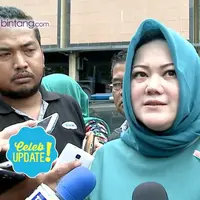 Debby Irama mengunjungi Ridho Rhoma. 