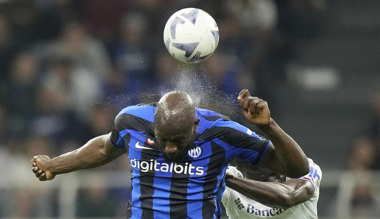 Penyerang Inter Milan Romelu Lukaku melakukan sundulan dengan bek Sampdoria Omar Colley pada giornata ke-12 Serie A 2022/23 di Giuseppe Meazza, Minggu (30/10/2022) dini hari WIB. Menjamu Sampdoria, Inter Milan berhasil menang dengan skor 3-0. (AP Photo/Luca Bruno)