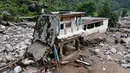 Tim penyelamat Pakistan terus berupaya mencari korban selamat dari banjir bandang yang menghantam distrik Buner, provinsi Khyber Pakhtunkhwa, pada 17 Agustus 2025. (Abdul MAJEED/AFP)