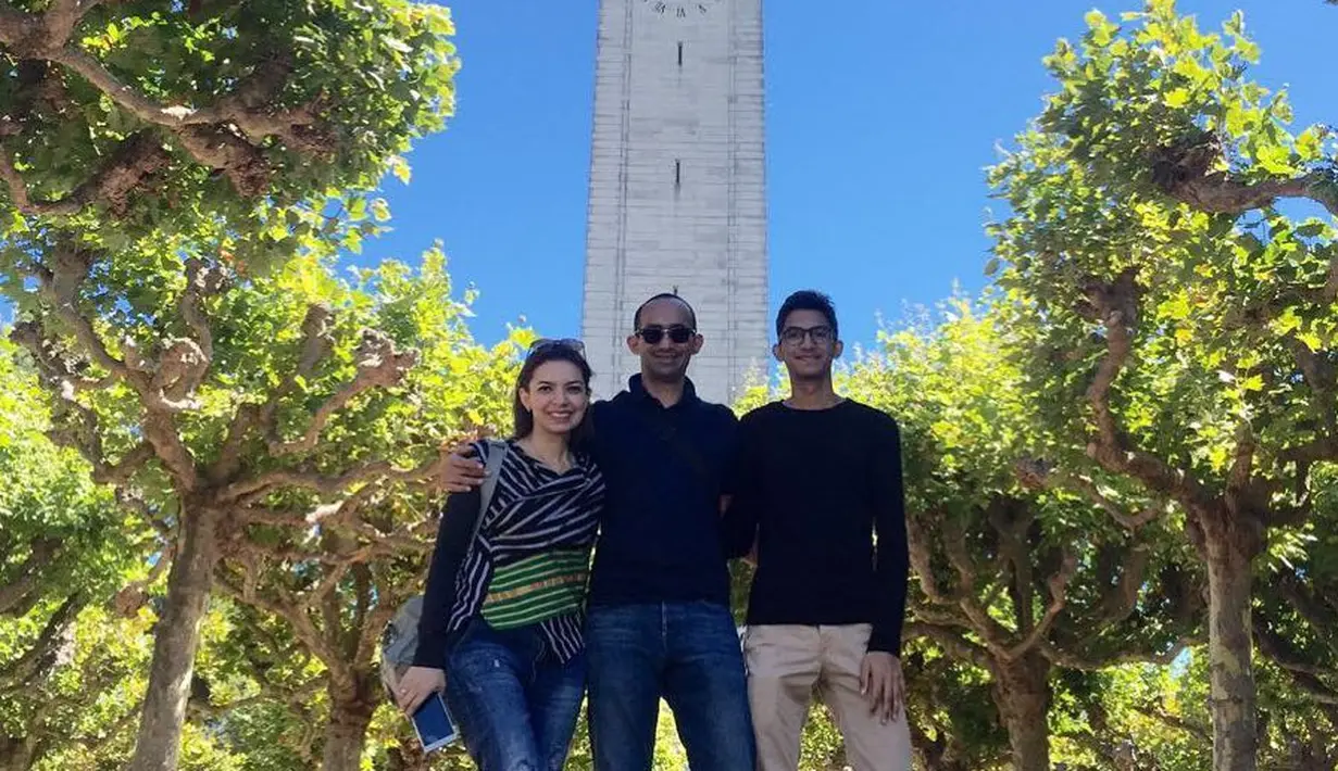Najwa Shihab dan suami, mengantar Izzat Assegaf ke California untuk menempuh pendidikan di Berkeley University. (Foto: Instagram/@izzatassegaf)