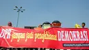 Massa juga membawa spanduk ukuran 10x2 m dengan tulisan 'DPR Jangan Jadi Pengkhianat Demokrasi', Jakarta, (24/9/14). (Liputan6.com/Faizal Fanani) 