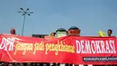 Massa juga membawa spanduk ukuran 10x2 m dengan tulisan 'DPR Jangan Jadi Pengkhianat Demokrasi', Jakarta, (24/9/14). (Liputan6.com/Faizal Fanani) 
