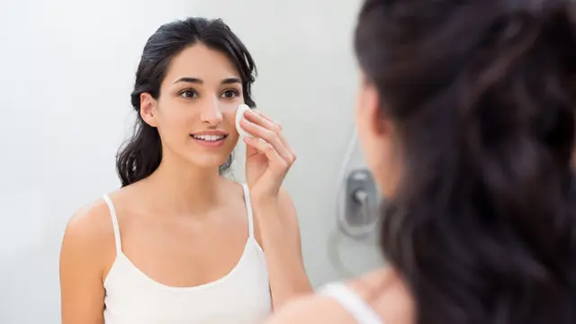 Ilustrasi hapus makeup.