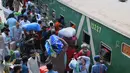 Terbatasnya moda transportasi menjadi salah satu penyebab melonjaknya pemudik kereta api. Tampak dalam foto, orang-orang menaiki kereta penumpang untuk pulang ke kampung halaman untuk Hari Raya Idul Fitri yang akan datang, sekaligus menandai berakhirnya bulan suci Ramadan, di sebuah stasiun kereta api di Karachi, Pakistan, Selasa 17 Maret 2026. (AP Photo/Ali Raza)