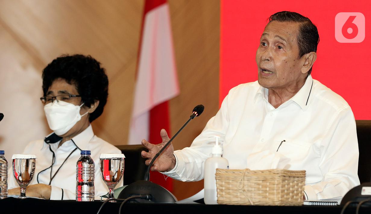 Ketua Dewan Pegawas KPK Tumpak Hatorangan Panggabean (kanan) menyampaikan konferensi pers di Gedung ACLC KPK, Jakarta, Senin (9/1/2022). Dewas KPK menerima sebanyak 477 surat, baik dari internal maupun pihak eksternal, sepanjang tahun 2022. Di mana, dari 477 surat tersebut, 96 di antaranya merupakan laporan pengaduan masyarakat. (Liputan6.com/Johan Tallo)