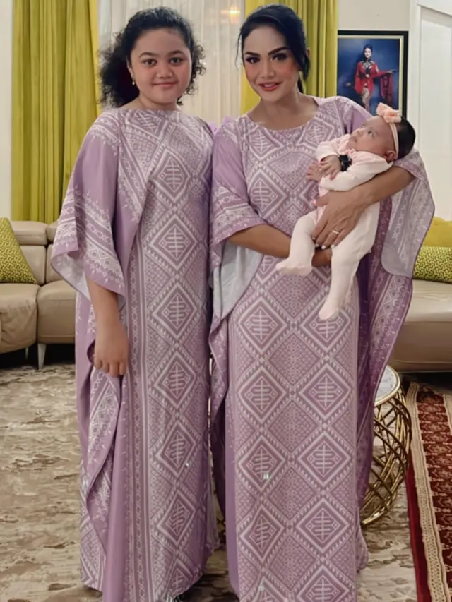 7 Potret Krisdayanti Bersama Cucu, Perdana Menginap di Rumah Nenek