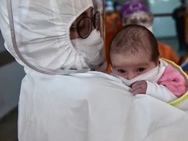 Petugas medis menggendong bayi berusia 45 hari di Rumah Sakit Prof. Cemil Tascioglu Okmeydani di Istanbul, Turki, Senin (12/5/2020). Bayi itu keluar dari unit perawatan intensif (ICU) rumah sakit tersebut pada Selasa (12/5) setelah menjalani perawatan infeksi COVID-19 selama sembilan hari. (Xinhua)