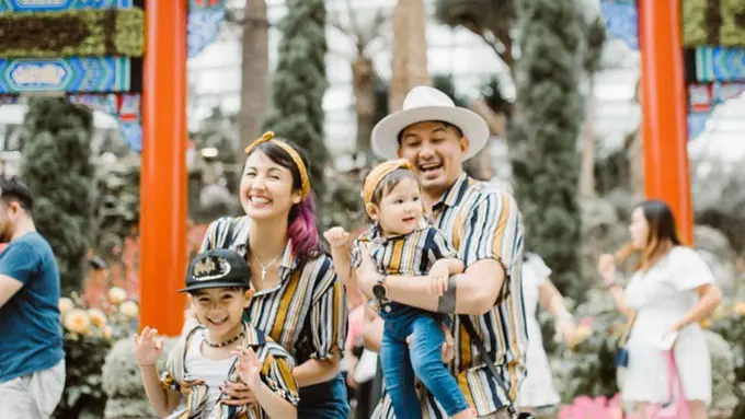 7 Potret Ryan Delon dan Sharena Liburan Ke Singapura, Gayanya Kompakan