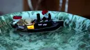 Kapal yang terbuat dari kaleng ini bisa meluncur diatas air dengan bahan bakar minyak goreng atau minyak sayur. Tampak kapal othok-othok saat dijajakan pada perayaan Pesta Rakyat Bogor, Kamis (5/3/2015). (Liputan6.com/Helmi Fithriansyah)
