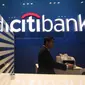 Seorang karyawan Citi Bank bersiap melayani nasabahnya di cabang Citi Bank Pantai Indah Kapuk, Jakarta, Jumat (30/10/2015). Citi Bank membuat salah satu terobosan baru yang bernama Citi Smart Branch. (Liputan6.com/Angga Yuniar)