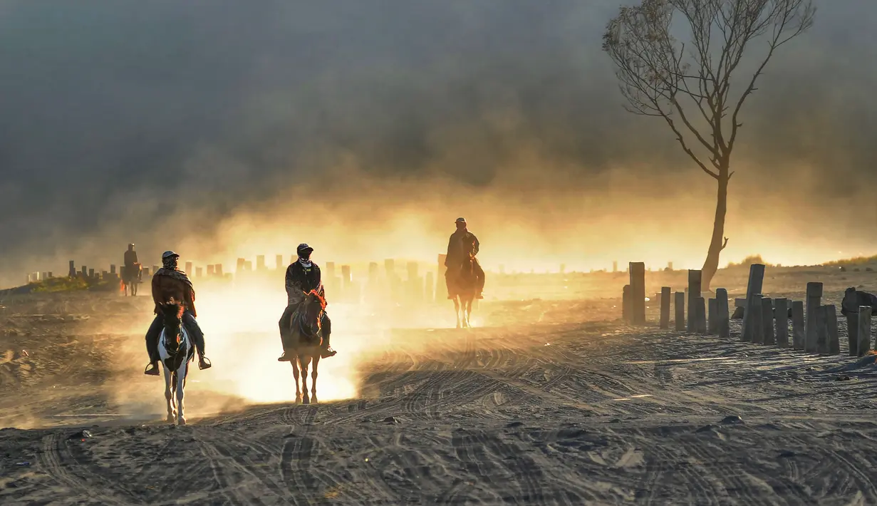 Sebagai ikon wisata nasional, Gunung Bromo selalu menjadi destinasi favorit wisatawan lokal maupun mancanegara. Terletak di kawasan Taman Nasional Bromo Tengger Semeru, gunung ini menyuguhkan pemandangan dramatis sekaligus pengalaman berpetualang yang tak terlupakan. Tampak dalam foto, warga Tengger berkuda di Lautan Pasir Bromo, Jawa Timur. (merdeka.com/Arie Basuki)