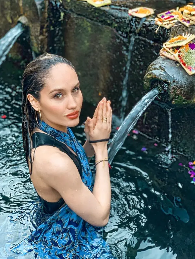 Cinta Laura Kiehl jalani prosesi melukat