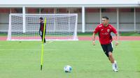 Pemain Timnas Indonesia U-22, Ivar Jenner, mengikuti sesi latihan jelang menghadapi Timnas Mali di Stadion Madya, Senayan, Jakarta, Jumat (14/11/2025). (Bola.com/M Iqbal Ichsan)