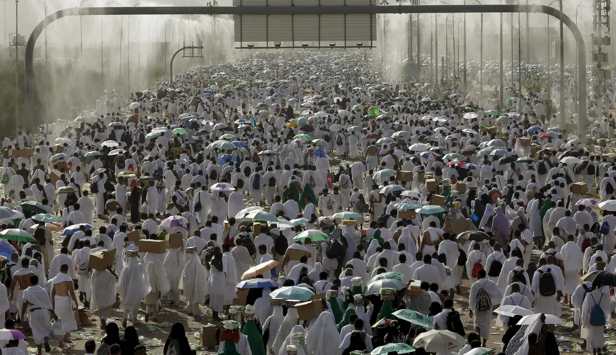 Ribuan umat Muslim memadati jalan di Arafah saat perayaan Idul Adha, Arab Saudi, Rabu (23/9/2015). Arab Saudi menetapkan tanggal 23 September 2015 sebagai Hari Raya Idul Adha. (REUTERS/Ahmad Masood)