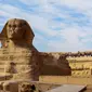 Sejumlah wisatawan melihat bangunan Sphinx di kompleks Piramida Giza di pinggiran Ibukota Kairo, Mesir (6/12). Di kompleks ini berdiri tiga Piramid besar ditambah satu buah Sphinx. (AFP Photo/Mohamed El-Shahed)