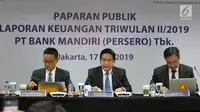 Direktur Bisnis dan Jaringan Hery Gunardi (tengah) saat memaparkan kinerja Bank Mandiri triwulan II-2019 di Jakarta, Rabu (17/7/2019). Pada paruh pertama 2019, Mandiri membukukan laba bersih konsolidasi Rp13,5 triliun, naik 11,1% yoy. (Liputan6.com/Angga Yuniar)