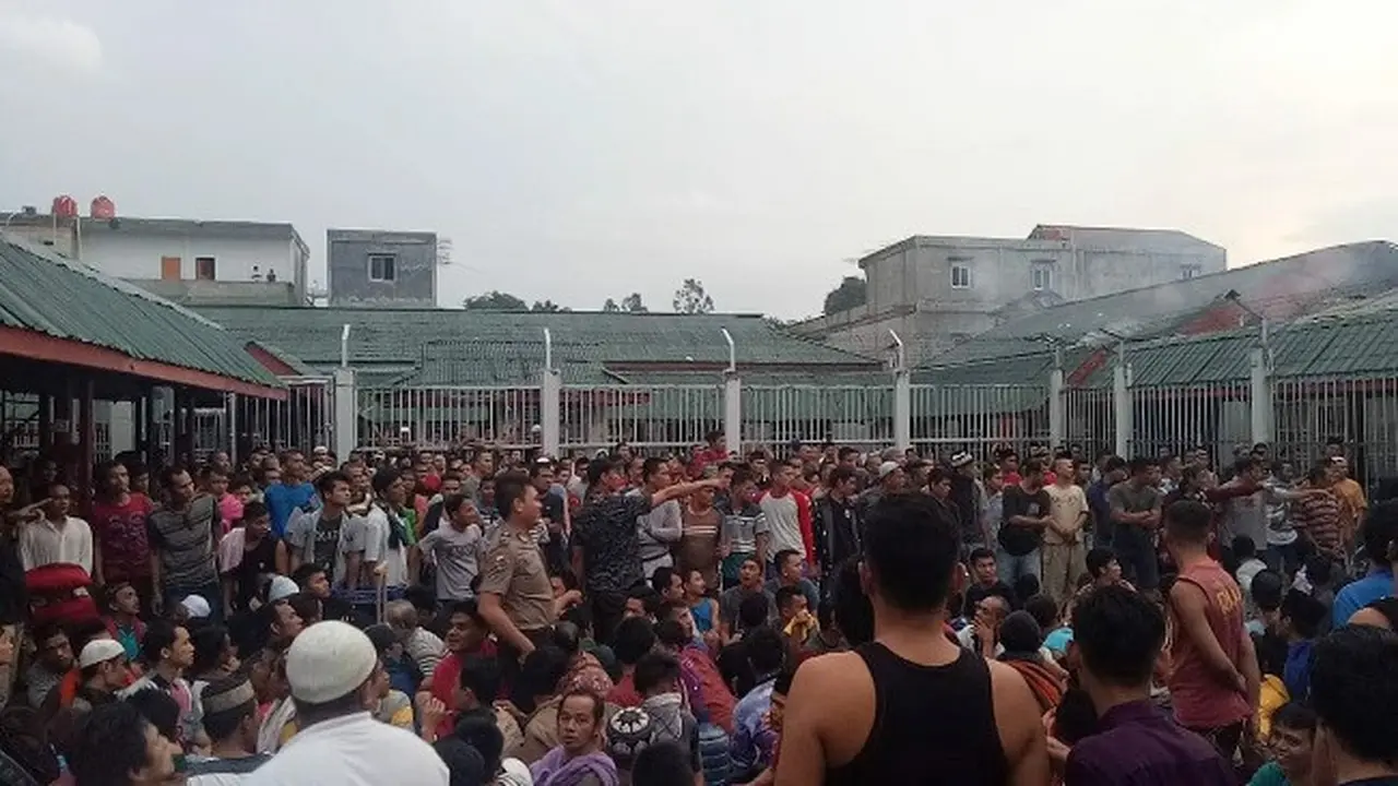 Ratusan napi dikumpulkan di lapangan Rutan Siak dan berdialog dengan polisi.