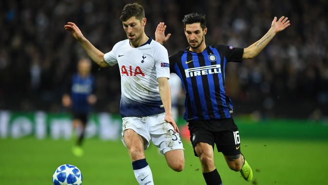 Aksi bek Tottenham Hotspur, Ben Davies saat dikawal oleh Mateo Politano pada laga lanjutan Liga Champions yang berlangsung di stadion Wembley, Inggris, Kamis (29/11). Tottenham Hotspur menang 1-0 atas Inter Milan (AFP/Ben Stansall)