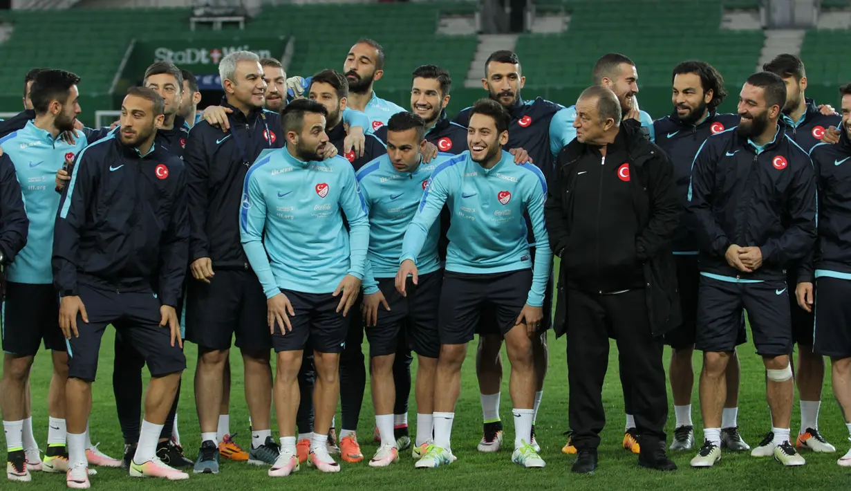 Para pemain Timnas Turki terlihat santai dalam menjalani sesi latihan terakhir jelang laga persahabatan melawan Austria di Stadion Ernst Happel, Wina, Austria, Senin (28/3/2016). (Bola.com/Reza Khomaini)