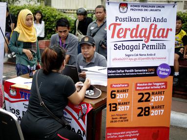 KPUD DKI membuka posko pemeriksaan data pemilih yang terdaftar sebagai pemilih tetap untuk pemilihan Gubernur dan Wakil Gubernur DKI Jakarta 2017 putaran kedua, di kawasan Bundaran HI, Jakarta, Minggu (26/3). (Liputan6.com/Faizal Fanani)
