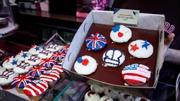 Sebuah toko Hummingbird Bakery menjajakan cupcakes edisi khusus menghormati pernikahan Pangeran Harry dan Meghan Markle di London, 11 Mei 2018. Pernikahan Harry dan Meghan akan digelar 19 Mei mendatang di Kapel St. George, Istana Windsor (AFP/Tolga AKMEN)
