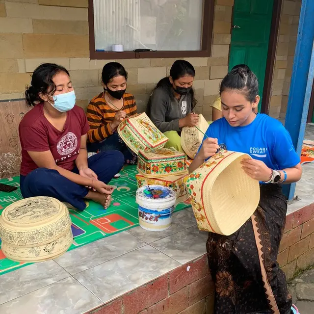Kerajinan keben di Bali untuk suvenir
