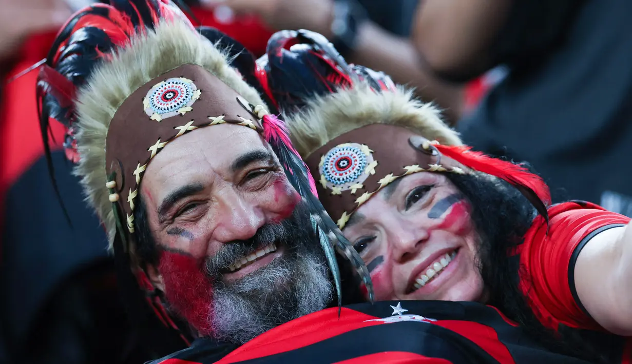 Suporter Flamengo saat mendukung timnya melawan Esperance de Tunis pada pertandingan Piala Dunia Antarklub 2025 di Lincoln Financial Field, Philadelphia, Selasa (17/6/2025). (AFP/Franck Fife)