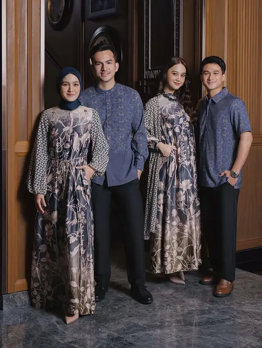 Cut Syifa menghadirkan nuansa feminin dan elegan dengan gamis printed berbahan silk. Perpaduan gamis bermotif dengan hijab polos warna senada menciptakan tampilan yang harmonis dan menawan. [@cutsyifaa].